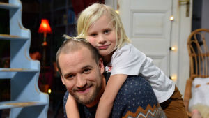 Alexander Högström och hans son Villi brukar åka snowboard tillsammans. En man med sitt barn på ryggen.