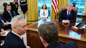 Den 22 februari följde Trump med då Kinas vice premiärminister Liu He diskuterade med USA:s handelsrepresentant Robert Lighthizer i Ovala rummet. Den 22 februari följde Trump med då Kinas vice premiärminister Liu He diskuterade med USA:s handelsrepresentant Robert Lighthizer i Ovala rummet.