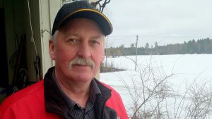 Ingvar Backlund säger att det trots hettan ifjol somras inte regnade så mycket mindre än de senaste åren. jordbrukare på terass framför sina ägor