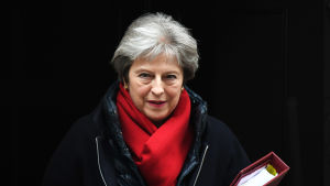 Theresa May ser fram emot att få se avtalet. kvinna ser sammanbiten ut
