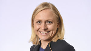 Elina Lepomäki säger att riksdagsledamöterna borde lyssna mera på experter och mindre på intresseorganisationer i den ekonomiska politiken. Kansanedustaja Elina Lepomäki, Kansallinen Kokoomus.