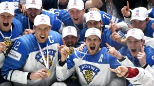 Finlands herrlandslag i ishockey med sina färska guldmedaljer. Lejonen poserar med sina guldmedaljer.