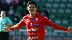 Jahir Barraza gjorde två mål i första halvlek. Jahir Barraza firar mål.