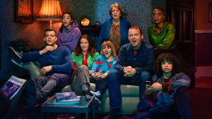 Serien Years and years kan först ge intrycket av att vara ännu ett vanligt familjedrama. Men ge det ett helt avsnitt innan du dömer den. Var beredd på ångest med stort Å. En familj sitter i en soffa med blickarna mot en tv som inte syns i bild. De har alla olika reaktioner av allt från entusiasm till skräck.