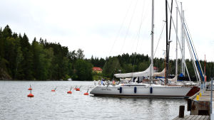 Barösund hade fullt under midsommaren, men nu väntar man på fler båtgäster till hamnen. Segelbåtar vid brygga.