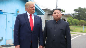 Förhandlingarna mellan Trump och Kim Jong-un är inte längre på bordet. Bilden är tagen 30.6 då Trump och Kim Jong-un träffades vid demarkeringslinjen mellan Nord- och Sydkorea. USA:s president Donald Trump och Nordkoreas ledare Kim Jong-un under deras träff vid demarkeringslinjen mellan Nord- och Sydkorea den 30 juni.
