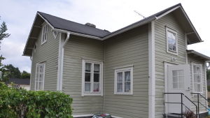 I Hangöhuset spenderar Gun och hennes man så mycket tid de kan ett grågrönt trähus