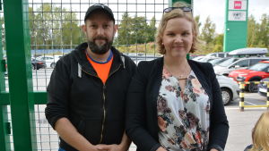 Anna och Miika Träskbäck brukar turas om att handla. Det är mer sällan hela familjen åker och handlar tillsammans. Man och kvinna med köpvagn utanför stormarket.