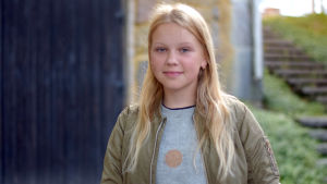 Dina Kullberg spelar på högra kanten. Vissa dagar blir det dubbla träningar, men det gör ingenting. Blond flicka.