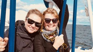 Inger Nilsson och Maria Sid har skådespelaryrket gemensamt. Maria Sid och Inger Nlsson med solglasögon åker båt.