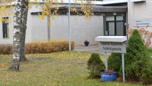 Västra Nylands folkhögskola skulle må bra av lite nytt liv, i klartext fler studerande. Exteriör av Västra Nylands folkhögskola.