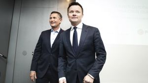 Pihlajalinnas styrelseordförande Mikko Wirén (till vänster) och Mehiläinens vd Janne-Olli Järvenpää (till höger) på presskonferensen om Mehiläinens bud på Pihlajalinna den 5 november 2019. Två leende män i kostym. Pihlajalinnas styrelseordförande Mikko Wirén (till vänster) och Mehiläinens vd Janne-Olli Järvenpää (till höger) på presskonferensen om Mehiläinens bud på Pihlajalinna den 5 november 2019.