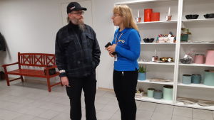 Jari Kangas hälsas välkommen av Sjundeås välfärdskoordinator Paula Kivekäs. Jari Kangas och Paula Kivekäs.