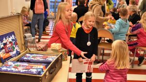 Pappersjulkalendrarna delades ut under BUU-dagen. Barn delar ut julkalendrar på Buu-dagen.