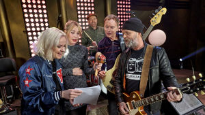 "Lada Egolaeva och Svenska Grammofonstudion" gör sig redo för att underhålla i de första programmen av På spåret.. Musikgruppen "Lada Egolaeva och Svenska Grammofonstudion" står i en ring och tittar i ett notpapper.