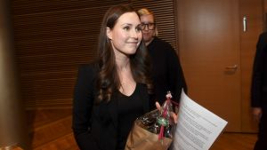 Sanna Marin är Socialdemokraternas kandidat till statsministerposten. Sanna Marin med blombukett i handen.