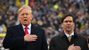 Den 14 december sjöng president Trump och försvarsminister Esper nationalsången tillsammans vid den traditionella matchen i amerikansk fotboll mellan lag från USA:s armé och USA:s flotta. Den 14 december sjöng president Trump och försvarsminister Esper nationalsången tillsammans på den traditionella matchen i amerikansk fotboll mellan lag från USA:s armé och USA:s flotta.