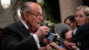 Rudy Giuliani är Donald Trumps advokat och en av nyckelfigurerna i riksrättsutredningen. Donald Trumps advokat Rudy Giuliani talar med journalister.