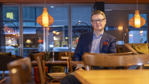 Vd Timo Lappi på hotell- och restaurangbranschens arbetsgivarförbund MaRa håller med om att arbetstagarna är hårt utsatta nu. Timo Lappi