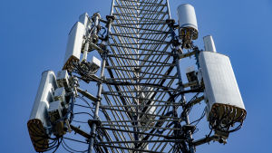 För första gången är nu ett kinesiskt bolag, Huawei, med och skapar den nödvändiga teknologin för att nätverken ska fungera. Fyra metalldosor fästa på en 5G-mast.