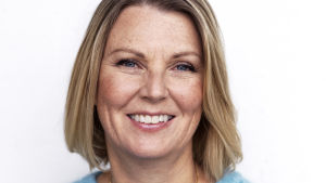 Petra Krantz-Lindgren är beteendevetare med en grundutbildning i psykologi, samtal och kommunikation. Hon jobbar idag med vuxna som vill förbättra sin relation till sina barn genom att samarbeta mera. Petra småler rakt in i kameran.
