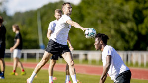 Strömborg vill att laget sätter energi på rätt saker under fredagens match. På bilden tränar Gezim Voca. Fotbollsspelare spelar en fotbollsmatch.