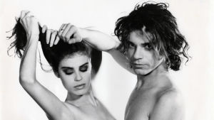 Michael Hutchence ja tyttöystävä Michele Bennett poseeraavat mustavalkokuvassa ilman paitoja vuonna 1985. 