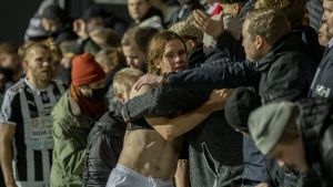 Mika Ääritalos sista match slutade i besvikelse. Mika Ääritalo kramar om fans utan att ha en tröja på sig.