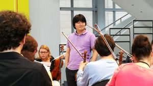 Japanilainen kapellimestari Kazuki Yamada harjoituttaa jousiorkesteria.