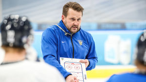 Antti Pennanen. Antti Pennanen håller taktikpalaver.