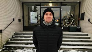 Stadsdirektören Christoffer Masar anser att Grankullas goda rykte inverkar på dess popularitet. En man står med händerna bakom ryggen och ler in i kameran
