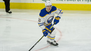 Henri Jokiharju är ordinarie i Buffalos försvar. Henri Jokiharju med pucken.