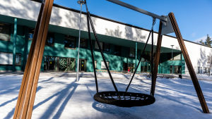 I Kantelehuset i Vårberga huserar både den finskspråkiga och den svenskspråkiga skolan. Trakasserierna gällde elever från Kevätkummun koulu, men eftersom barnen har ganska samma skolväg oavsett språk så tog också Vårberga skola saken på allvar. Lekplats vid skola.
