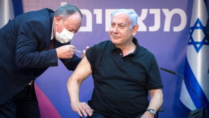 Benjamin Netanyahu får sin andra dos vaccin i januari 2021. Israels premiärminister Benjamin Netanyahu får den andra dosen av vaccin mot covid-19 på en klinik i Ramat Gan i Israel.
