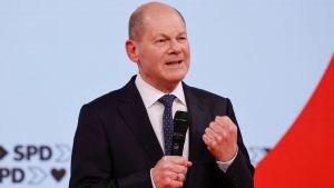 Av kandidaterna till posten som förbundskansler är Olaf Scholz den som har suttit på de tyngsta posterna. Olaf scholz talar till publik