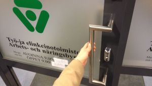 Om föräldrarna är arbetslösa får barnet inte vara i heldagsvård. Dörren till en TE-byrå.