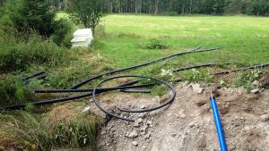 Så här såg det ut när vattenledningarna grävdes ner 2013. Arkivbild. Vattenledningsarbete på en åker.