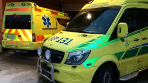 Erica väntas bidra till att fler räddningsuppdrag klassificeras som brådskande A- eller B-uppdrag. Parkerade ambulanser.