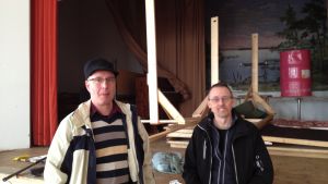 Henrik Ingo och Nils Renkonen i festsalen på Skatila UF. Henrik Ingo och Nils Renkonen hoppas festsalen snart ska vara i skick igen.