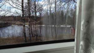 Från festsalen har man utsikt över Kyro älv. Från fönstren i festsalen på Skatila UF ser man ut över Kyro älv.