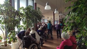 De äldre på serviceboendet Solgård får lyssna och dansa till musik av Korsholmsgillet. De boende på Solgård lyssnar och dansar till levande musik av Korsholmsgillet.