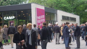 Theatertreffens hemmascen finns i Berlins Festspelhus. I publikvimlet inför ännu en föreställning råkar Theatertreffen-chefen Yvonne Büdenhölzer fastna på bild, hon står längst fram till höger. Theatertreffens hemmascen finns i Berlins Festspelhus. I publikvimlet inför ännu en föreställning råkar Theatertreffen-chefen Yvonne Büdenhölzer fastna på bild, hon står längst fram till höger.