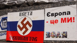 Ukrainalaisessa julisteessa kuvataan miehittäjän värejä. Venäjän-mielisten symboli Yrjön nauha on taipunut hakaristiksi.