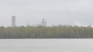 Tytyri gruva syns tydligt bakom Pitkäniemi. Pitkäniemi industriområde i Lojo.