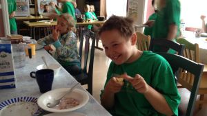 Sebastian Leskinen-Sundqvist gillar att grilla biff Morgonmål på matskolan