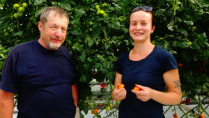 Carolina och Björn Holmqvist i Tenala Björn Holmqvist och Carolina Holmqvist står framför sina tomatodlingar