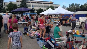 Mindre evenemang är tillåtna, men äldre mänskor vill troligen hålla sig borta från större folksamlingar. Bilden från sommarmarknad i Karleby 2018. Kvällstorg i Karleby 30.7.214