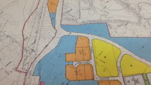 En del av tomterna på Fågelberget. Planskiss över en del av Fågelbergets industriområde i Korsholm. Flygekorrens olika habitat har beaktats och en korridor mellan dem gjorts upp.