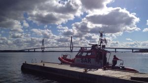 Patrullbåten Wärtsilä Rescue är föreningens stolthet. Från bryggan i Replot når man snabbt ut i skärgården både norrut och söderut. Patrullbåten Wärtsilä Rescue är föreningens stolthet. Den går fint i alla väder och från bryggan i Replot når man snabbt ut i skärgården både norrut och söderut.