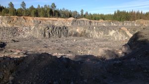 Företaget Rudus bryter berg i industriområdet Joddböle i Ingå.